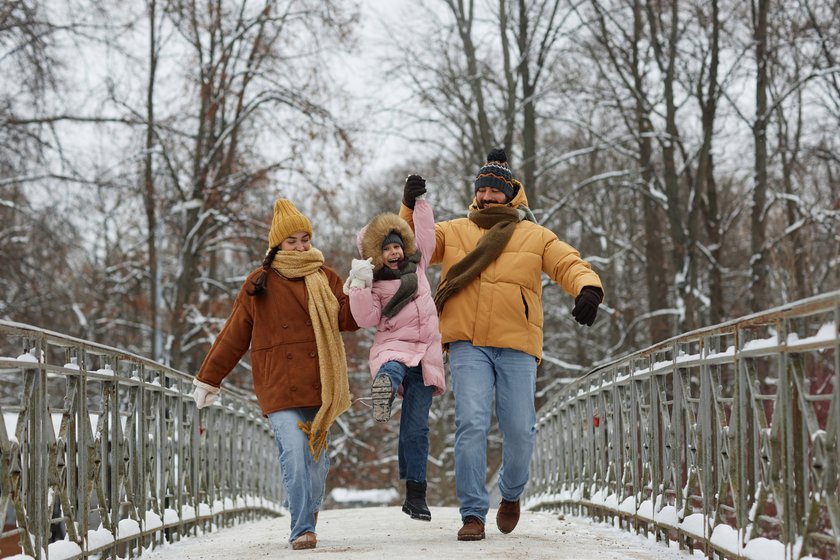 Familie geht im Winter spazieren.