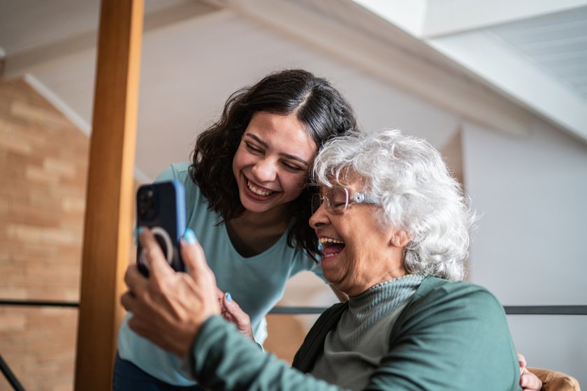 Lieblingsoma werden: Enkel und Oma schauen zusammen auf Handy Lieblingsoma werden: Enkel und Oma schauen zusammen auf Handy