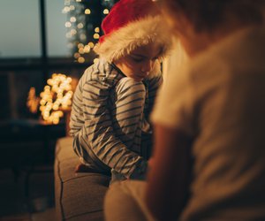 Weihnachten ohne Tränen: Neue Studie zeigt, wie Elternstress die Feiertage für Kinder ruiniert