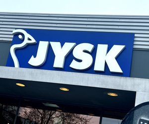 Perfekt zum Einkuscheln auf der Couch: Diese Jysk‑Decke macht jeden Abend gemütlich