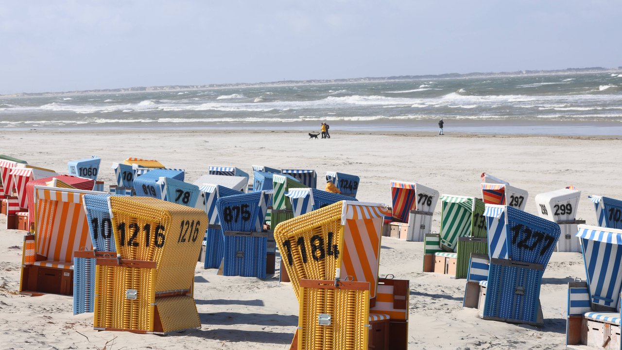 News Themen der Woche KW12 News Bilder des Tages Niedersachsen, Langeoog, Urlaub an der Nordsee,, Meer, Strand, Wasser, Ostfriesland, Osterurlaub, Wetter, die ersten Strandkörbe sind aufgestellt, Strandkorb, *** Lower Saxony, Langeoog, vacation at the North Sea,, sea, beach, water, East Frisia, Easter vacation, weather, the first beach chairs are set up, beach chair, News Themen der Woche KW12 News Bilder des Tages Niedersachsen, Langeoog, Urlaub an der Nordsee,, Meer, Strand, Wasser, Ostfriesland, Osterurlaub, Wetter, die ersten Strandkörbe sind aufgestellt, Strandkorb, *** Lower Saxony, Langeoog, vacation at the North Sea,, sea, beach, water, East Frisia, Easter vacation, weather, the first beach chairs are set up, beach chair,
