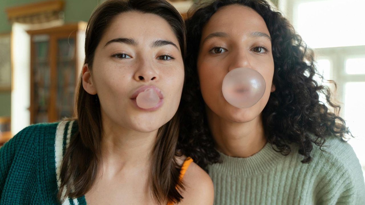 Kaugummiblasen sind auch heute noch voll im Trend. Kaugummiblasen sind auch heute noch voll im Trend.