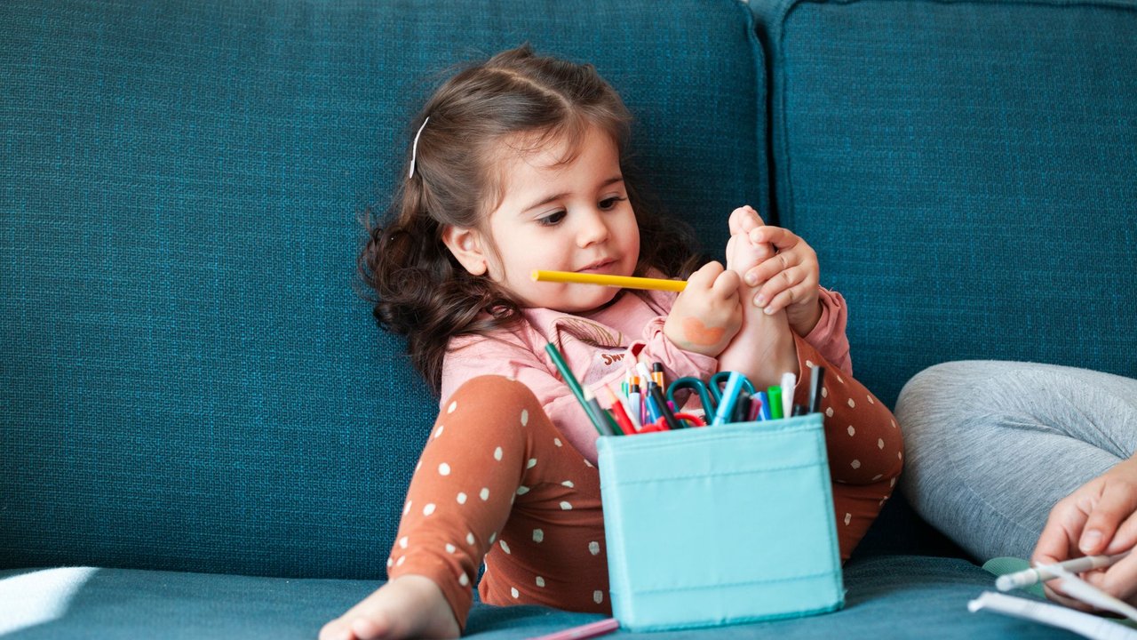 Laissez-faire Erziehungsstil: Kleinkind spielt mit Stiften