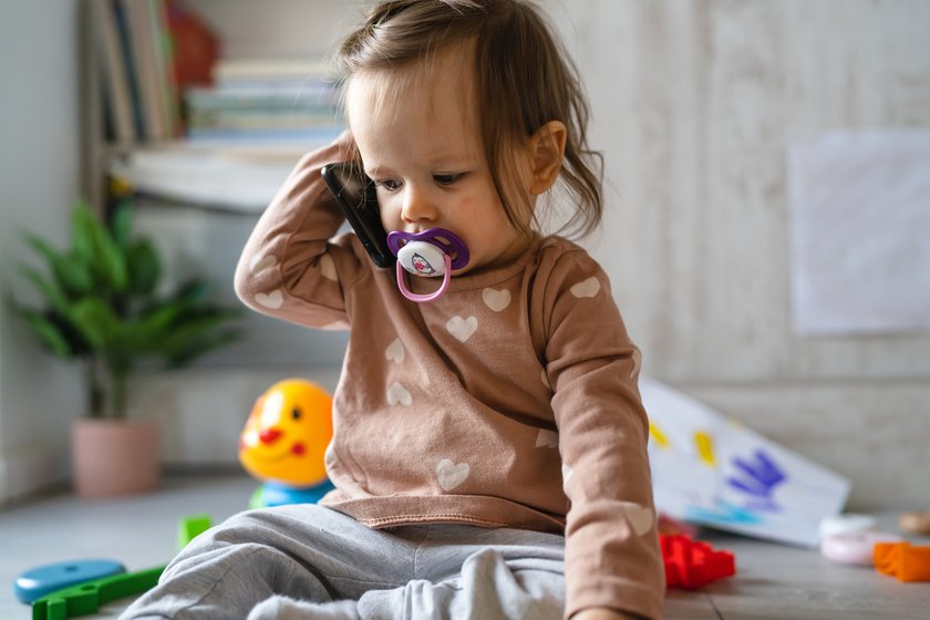 Kleines Kind spielt mit dem Handy