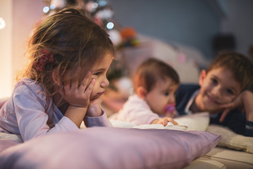 Kinder Streit an Weihnachten: Kinder schmollend unter Weihnachtsbaum
