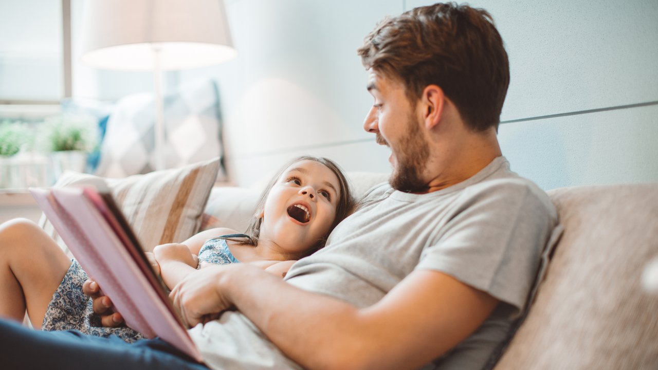 Vater und Tochter lesen ein Buch Vater und Tochter lesen ein Buch