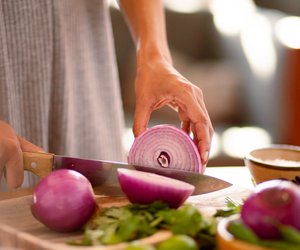 Schluss mit Tränen: Mit diesem Trick weinst du beim Zwiebel schneiden nicht mehr