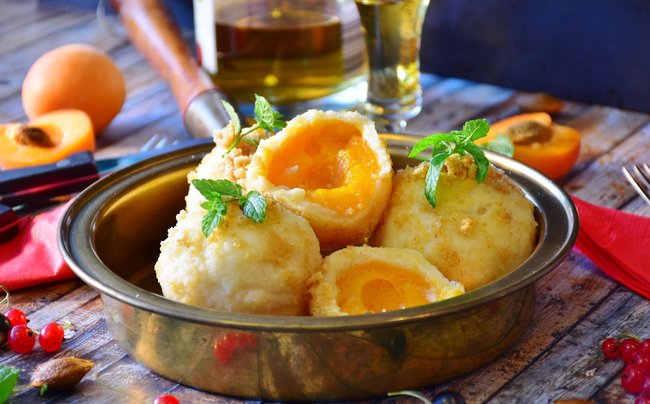 Aprikosenknödel in einer kleinen Pfanne Aprikosenknödel in einer kleinen Pfanne