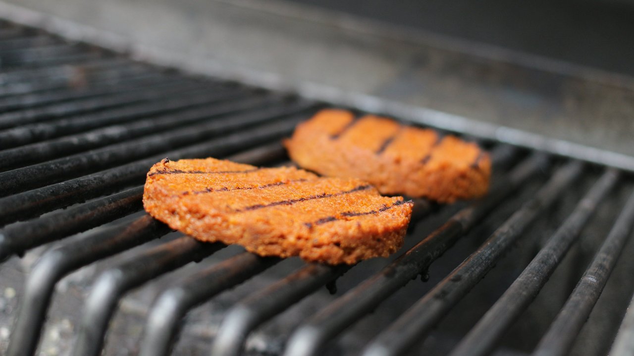Seitan-Pattys auf dem Grill.