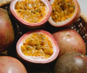 Lecker und exotisch: So isst du Passionsfrucht richtig