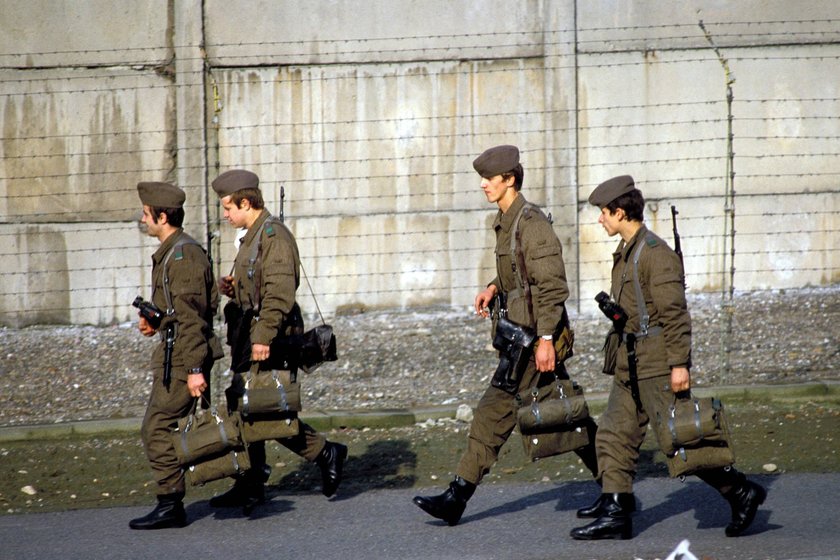 DDR-Grenzsoldaten an der Berliner Mauer während der Wachablösung DDR-Grenzsoldaten an der Berliner Mauer während der Wachablösung