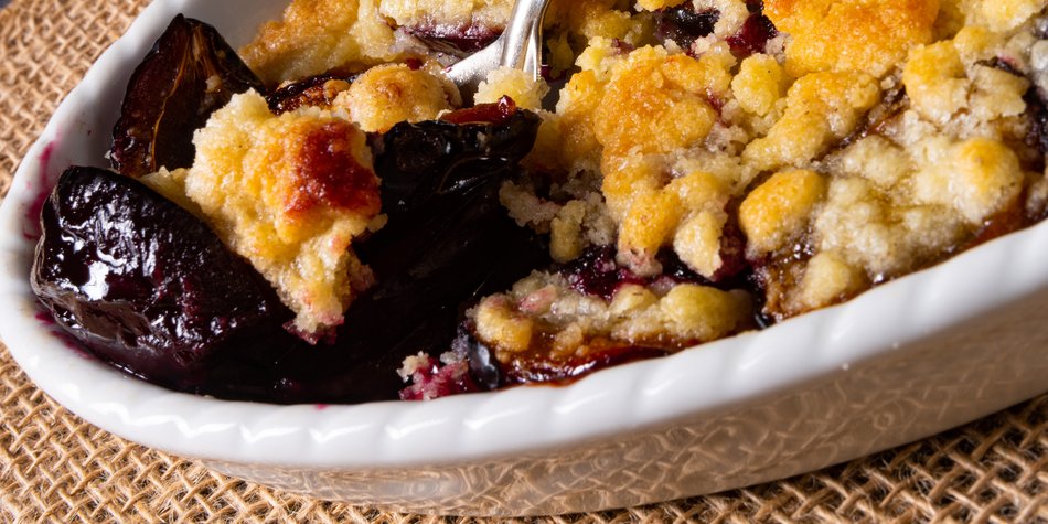 Zwetschgen-Crumble Rezept: Obst-Leckerei für den Herbst Zwetschgen-Crumble Rezept: Obst-Leckerei für den Herbst