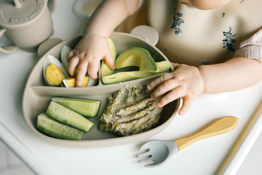 Fingerfood fürs Baby: Reife Avocados haben die perfekte Fingerfood-Konsistenz für Babys