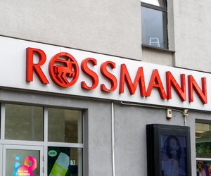 Kleine Helfer mit großer Wirkung: Der Klapptritt von Rossmann fürs Bad
