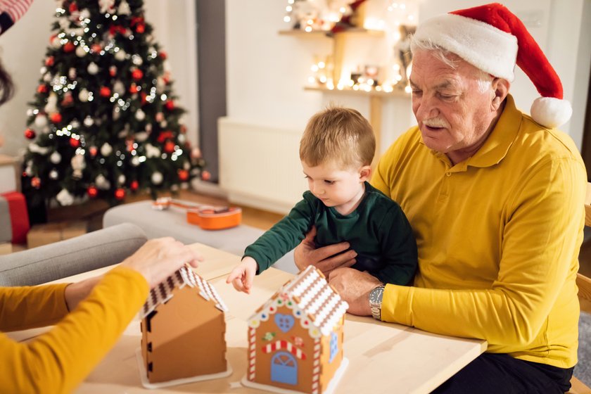 Opa und Enkel feiern Weihnachten zusammen Opa und Enkel feiern Weihnachten zusammen