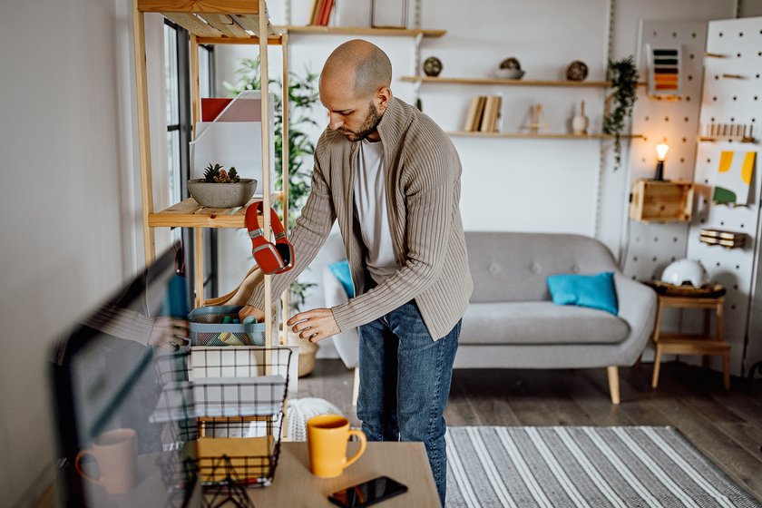 Mann putzt Regale Mann putzt Regale