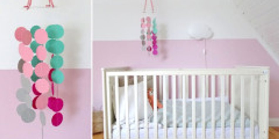 So nähen Sie ein einfaches Papiermobile fürs Baby So nähen Sie ein einfaches Papiermobile fürs Baby