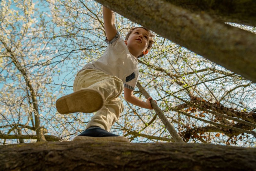 Alternativen zu "Sei vorsichtig": Kind klettert auf Baum