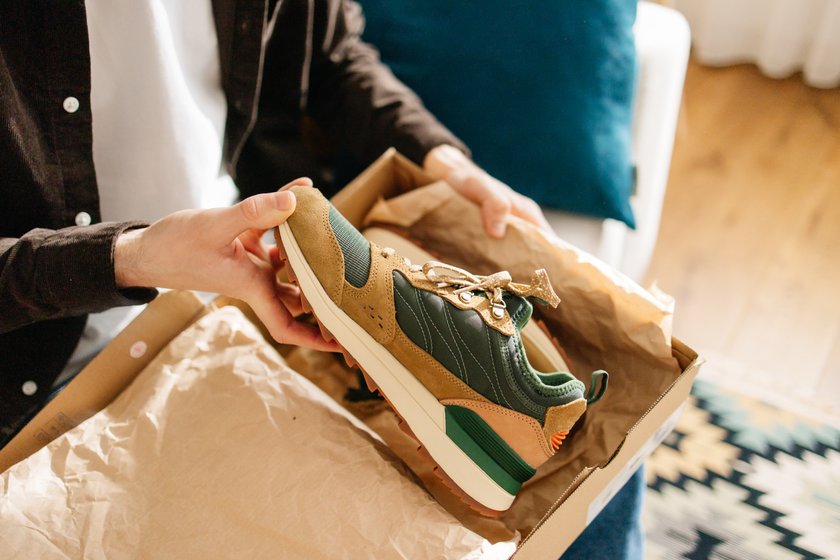 Sneakers - Person packt Sneaker aus Sneakers - Person packt Sneaker aus