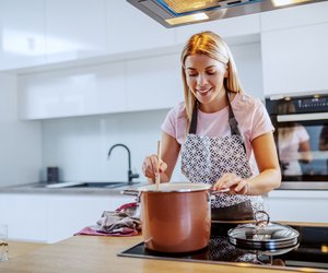 Angebrannte Töpfe reinigen: Frei von Resten in Sekundenschnelle