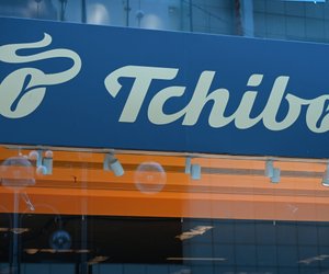 Doppelte Funktion, halber Platzbedarf: Tchibos Tisch-Schrank-Kombi