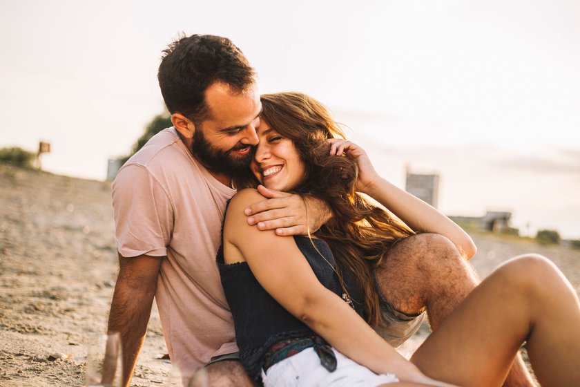 Beziehungs-Hacks: Ein glückliches Paar am Strand Beziehungs-Hacks: Ein glückliches Paar am Strand