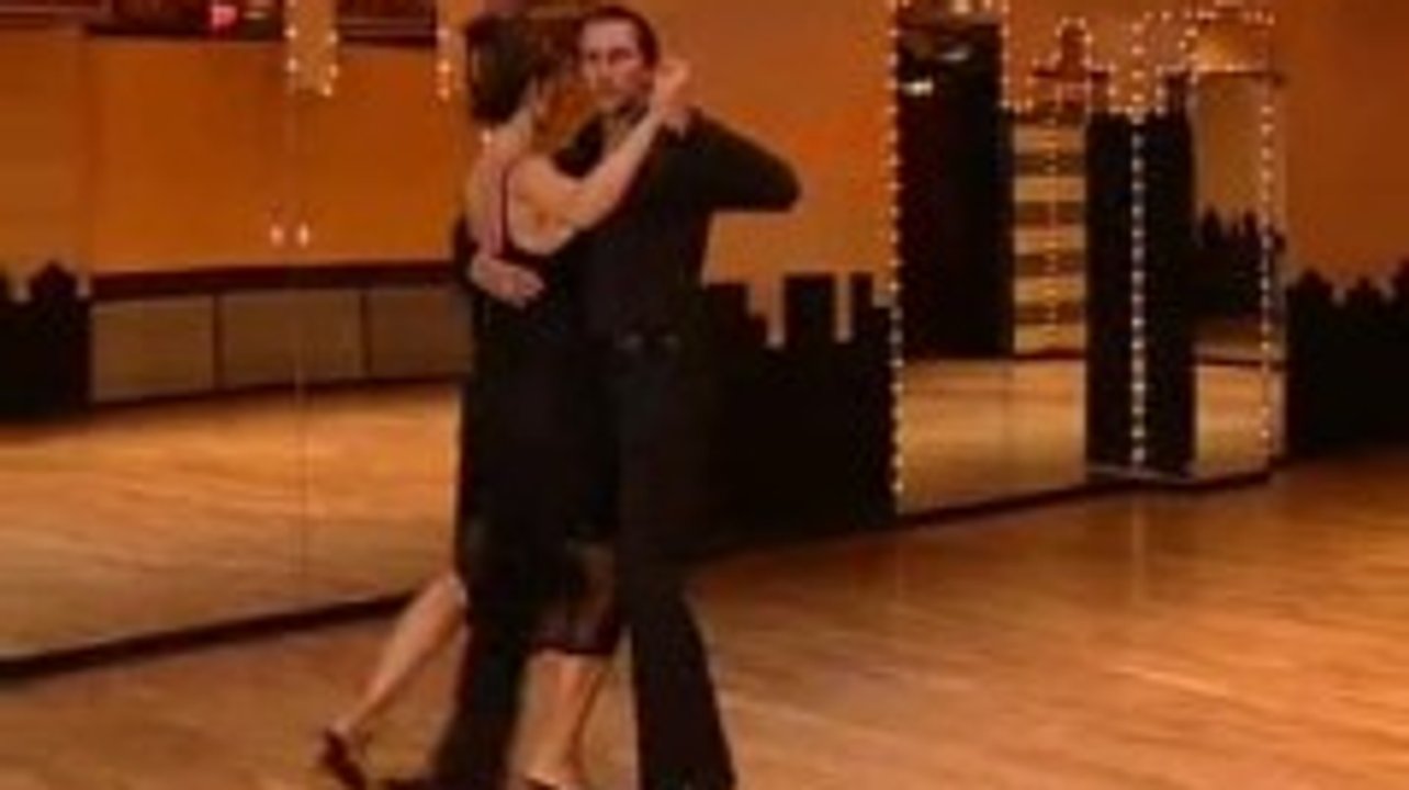 Tanzkurs Tango: Grundschritte - die Tanzlehrer tanzen vor