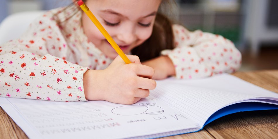 Tag der Handschrift: 5 Tipps, wie ihr eure Kinder fördern könnt Tag der Handschrift: 5 Tipps, wie ihr eure Kinder fördern könnt