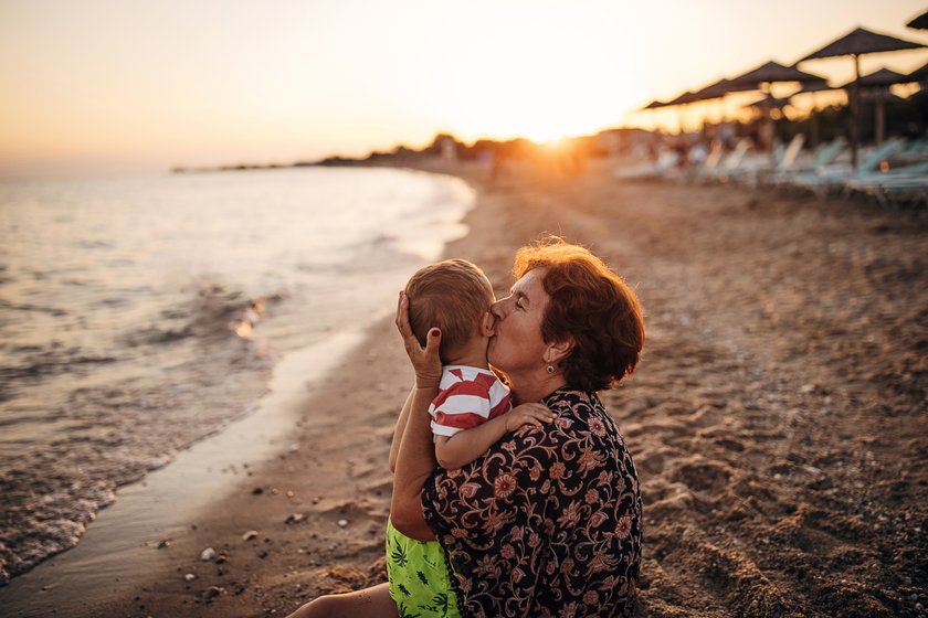 Lieblingsoma werden: Oma und Enkel kuscheln am Strand Lieblingsoma werden: Oma und Enkel kuscheln am Strand