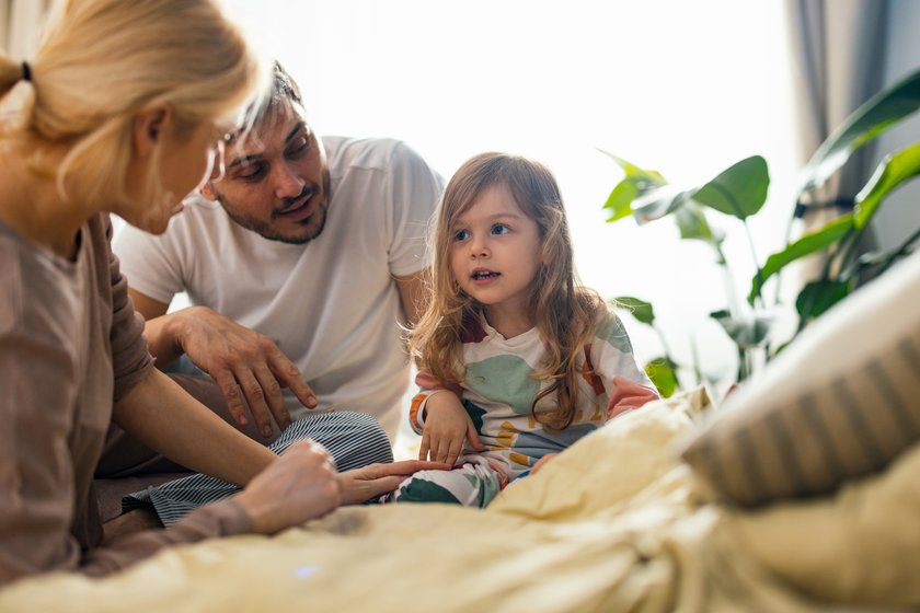 Dinge, die wir nicht mit Kindern teilen sollten: Eltern reden mit Kind im Bett Dinge, die wir nicht mit Kindern teilen sollten: Eltern reden mit Kind im Bett