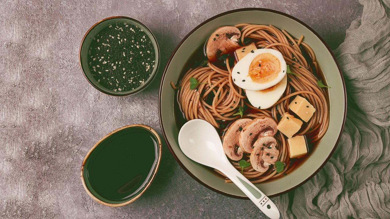 Ramen-Suppe mit Ei, Pilzen und Käse Ramen-Suppe mit Ei, Pilzen und Käse