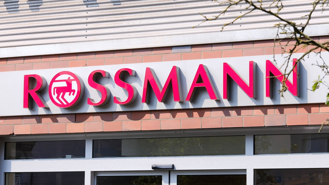 Rossmann hält zurzeit eine spaßige Kinder-Wasserrutsche für euch bereit. Rossmann hält zurzeit eine spaßige Kinder-Wasserrutsche für euch bereit.