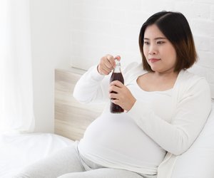Cola in der Schwangerschaft: Wie viel davon ist eigentlich erlaubt?