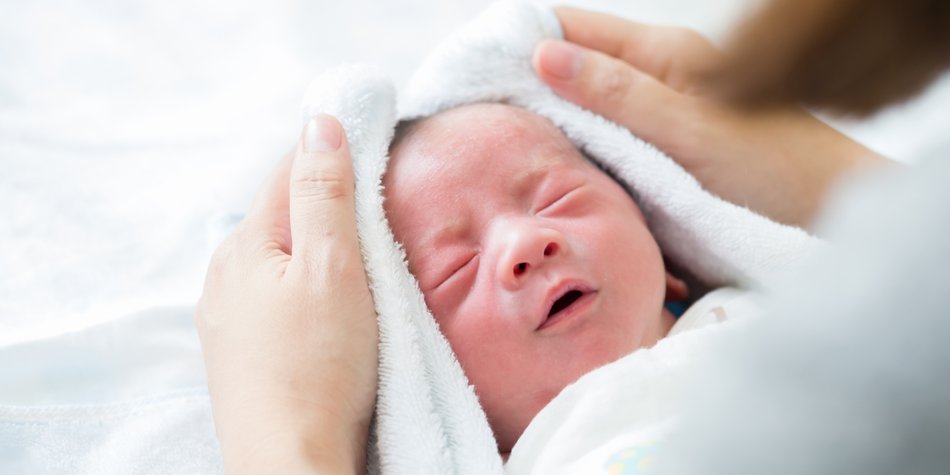 Vater aus China trägt Baby in luftdichter Kapsel herum Vater aus China trägt Baby in luftdichter Kapsel herum