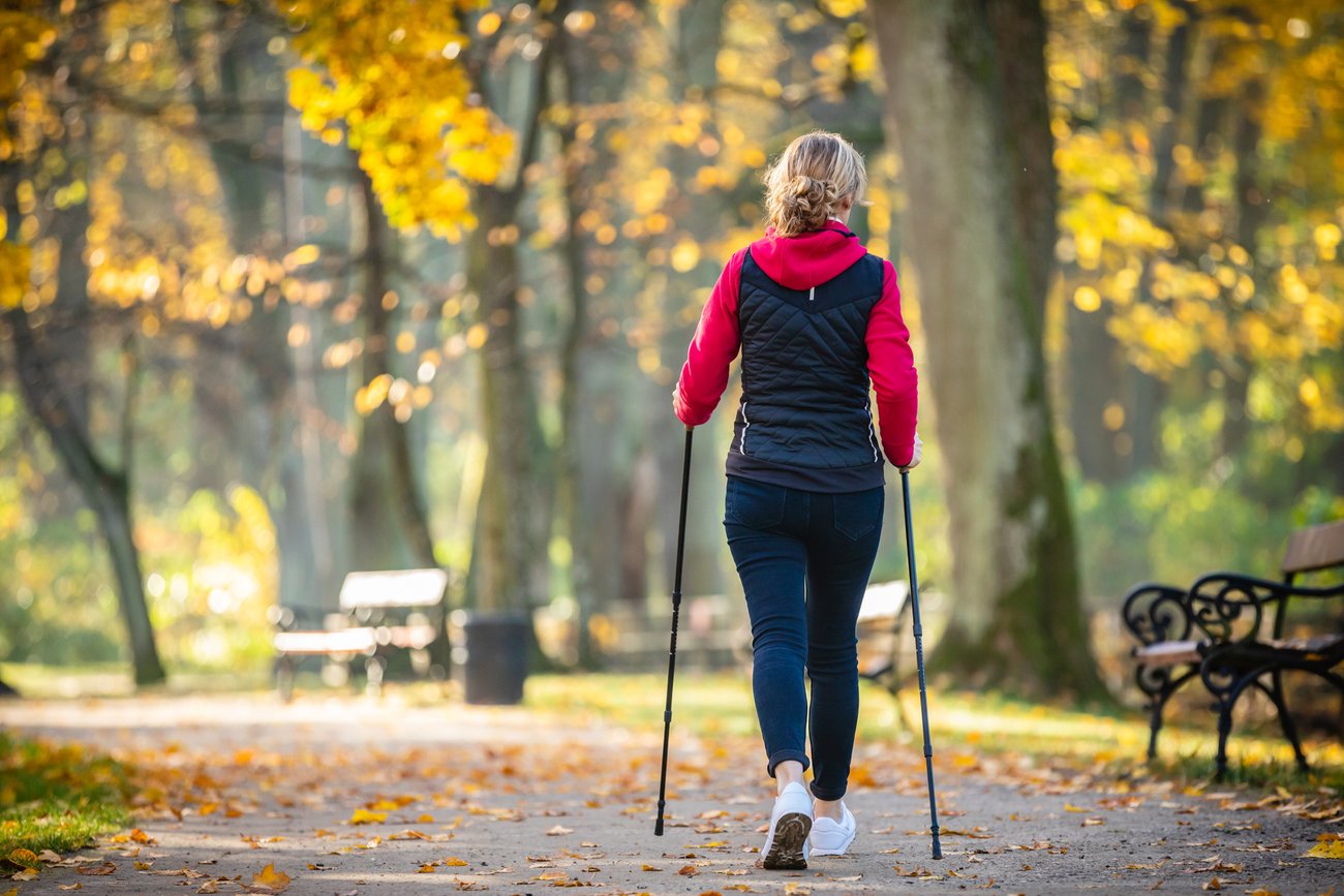 Beim Walking bewegt man sich in schnellen Schritten (mit Walkingstöcken) vorwärts. Beim Walking bewegt man sich in schnellen Schritten (mit Walkingstöcken) vorwärts.