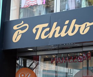 Spielerisch aufgeräumt: Die bunte Kinderbank von Tchibo mit Stauraum fürs Lieblingsspielzeug