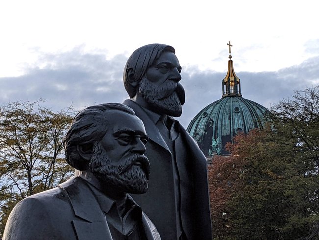 Marx-und-Engels-Denkmal in Berlin Marx-und-Engels-Denkmal in Berlin