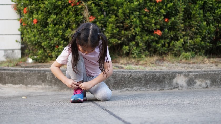 Das sollte das Kind zur Einschulung können: Anziehen und Schuhe binden