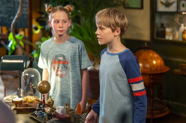 "Max und die wilde 7 - Die Geisteroma": Gemeinsam mit Laura (Klara Nölle) ist Max (Lucas Herzog) dem Rätsel auf der Spur. "Max und die wilde 7 - Die Geisteroma": Gemeinsam mit Laura (Klara Nölle) ist Max (Lucas Herzog) dem Rätsel auf der Spur.