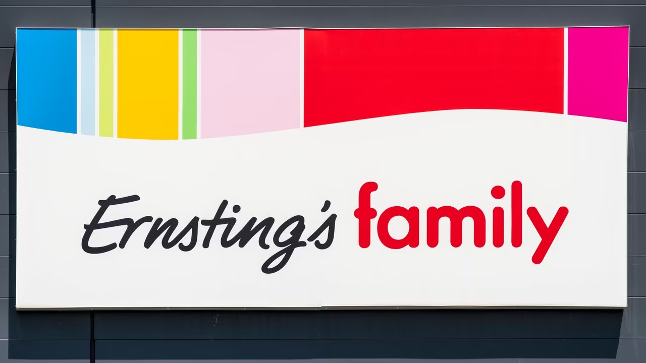 Der Tischläufer mit fröhlichem Hasen-Motiv von Ernsting's family. Der Tischläufer mit fröhlichem Hasen-Motiv von Ernsting's family.