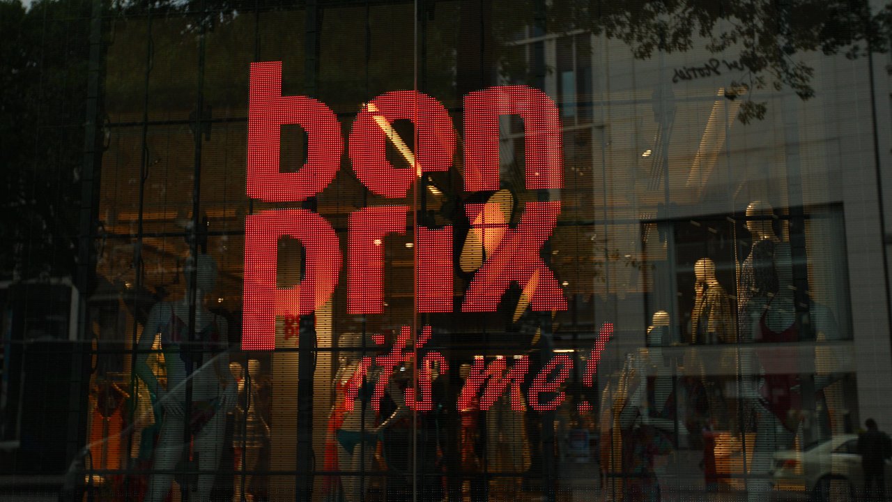 bonprix: Schrank mit bunten Elementen