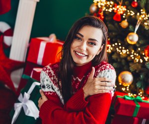 Kratzt nicht, wärmt trotzdem: Diese 6 Weihnachtspullis sind pure Kuschelei