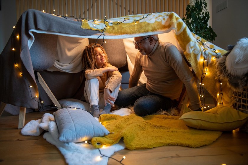 Moderne Boomer-Großeltern: Opa mit Enkel in Zelt Moderne Boomer-Großeltern: Opa mit Enkel in Zelt