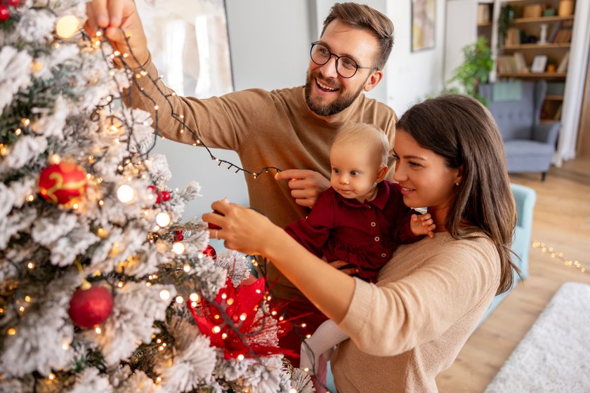 Weihnachtsbaumschmuck: Eine Familie schmückt gemeinsam ihren Weihnachtsbaum