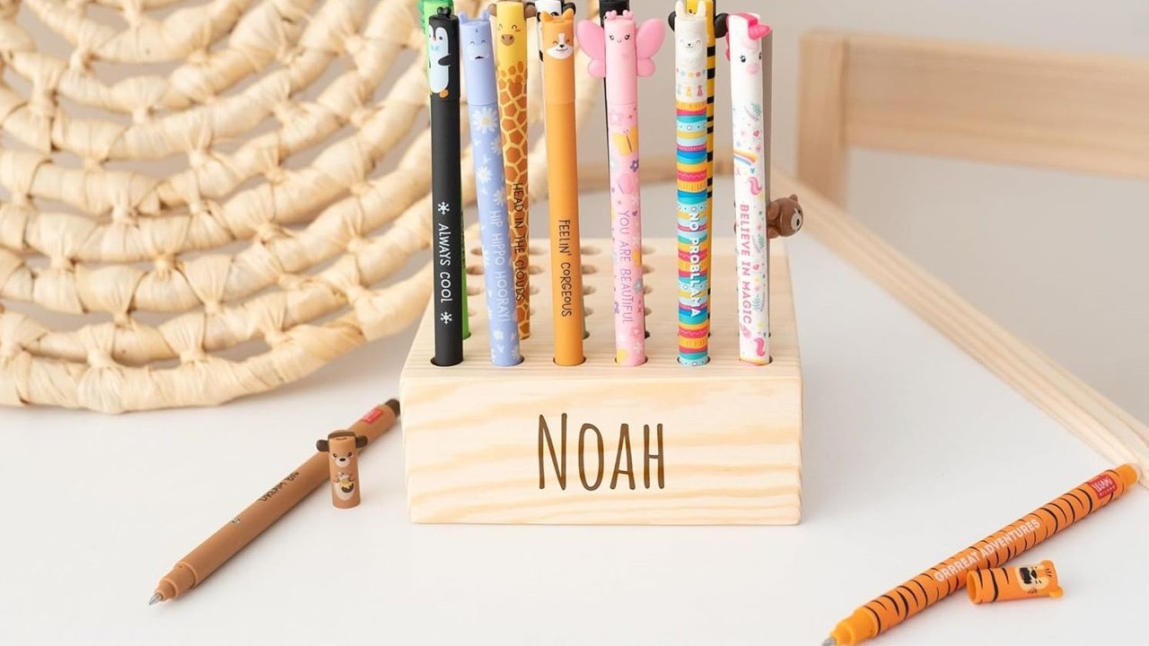 Legami-Stiftehalter: Holz-Stiftehalter mit dem eingravierten Namen Noah steht auf einem Tisch gefüllt mit Legami-Stiften Legami-Stiftehalter: Holz-Stiftehalter mit dem eingravierten Namen Noah steht auf einem Tisch gefüllt mit Legami-Stiften