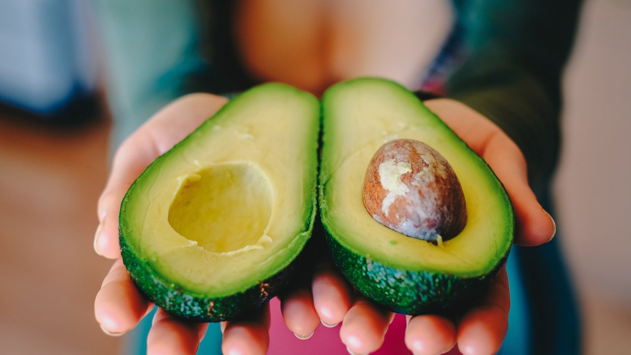 Die Avocado: Ein einfacher Trick hält die Nährstofflieferantin länger frisch. Die Avocado: Ein einfacher Trick hält die Nährstofflieferantin länger frisch.