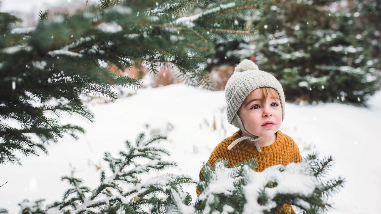 Kind mit Mütze im Schnee