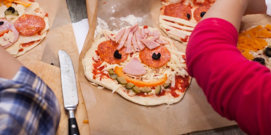 Pizza backen mit Kindern Pizza backen mit Kindern