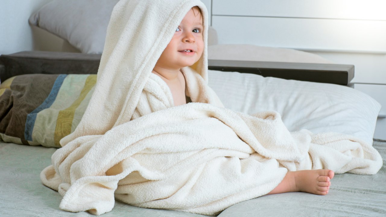 Auch für die Kleinen gibt es Bademäntel, die sich perfekt zum Chillen auf dem Sofa eignen.