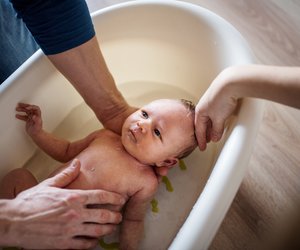 Neugeborenes baden: Tipps von der Hebamme für schöne Bademomente